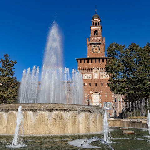 Make the leisurely half-hour walk to Castello Sforzesco