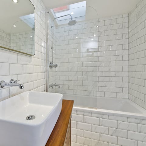 Pamper yourselves in the contemporary bathroom