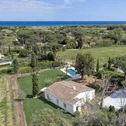 Take the short stroll along the coastal path to Pampelonne beach 