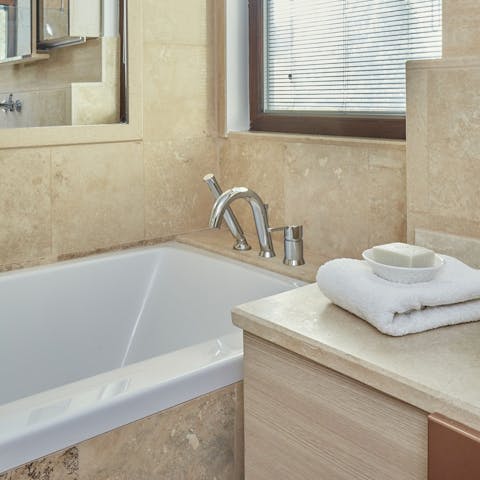 Bring the day to a close with an indulgent soak in the bathtub