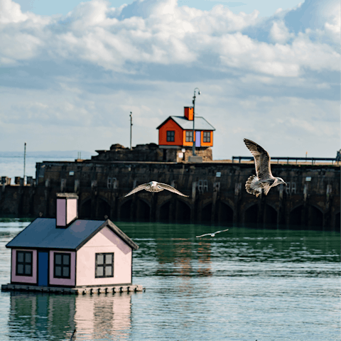 Visit the wonderful artist enclave of Folkestone thirty minutes away – the refurbished harbour arm is packed with food stalls, while independent shops line the Creative Quarter 