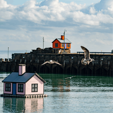 Visit the wonderful artist enclave of Folkestone thirty minutes away – the refurbished harbour arm is packed with food stalls, while independent shops line the Creative Quarter