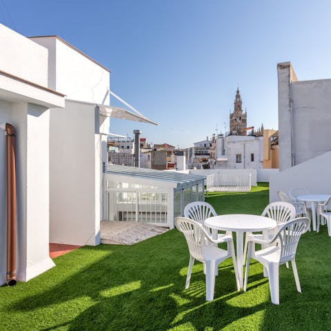 Watch a sunset over the skyline from the roof terrace with your neighbours