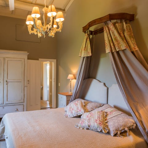 Sleep well in the sumptuous canopy beds