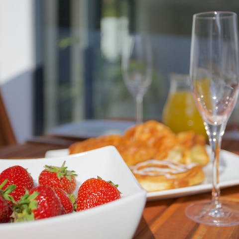 Treat yourself to alfresco breakfast with bubbles