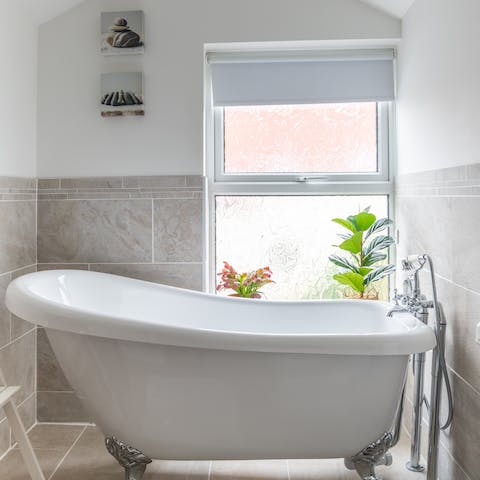 Run yourself a relaxing bubblebath in the freestanding tub after a day of sightseeing