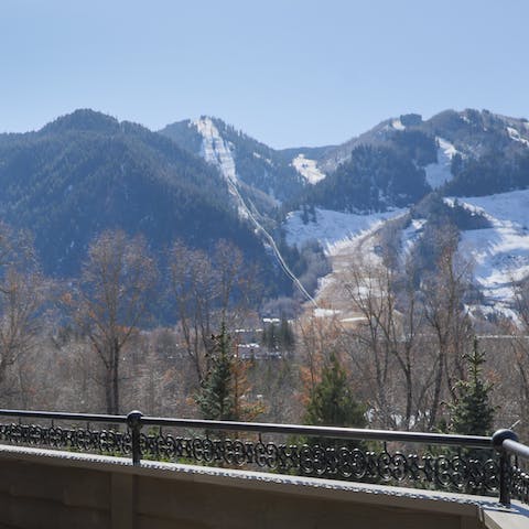Enjoy easy access to some of Aspen's best slopes – you can see the lift from the deck