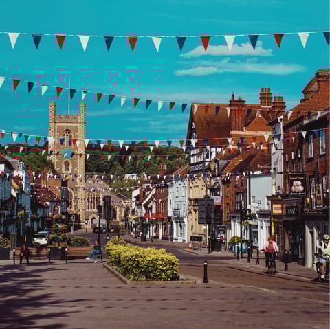 Jump in the car and take the fifteen-minute drive to the pretty town of Henley-on-Thames for stellar restaurants and river views