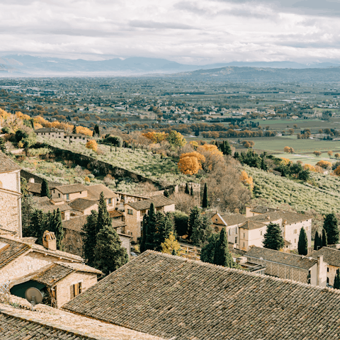 Head out and explore the charming town of Assisi, just 3km away