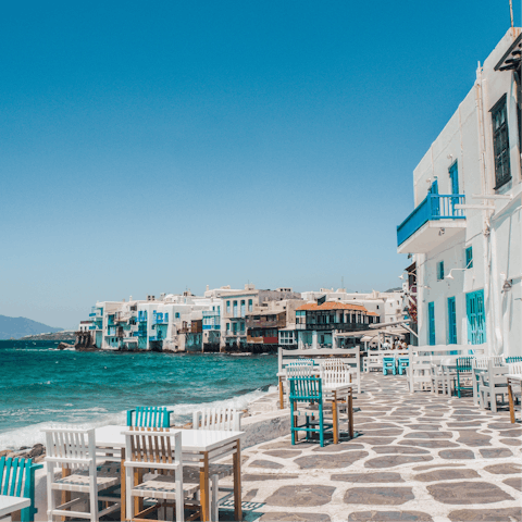 Enjoy your stay on the Mykonos coast, next to the famous Psarou beach