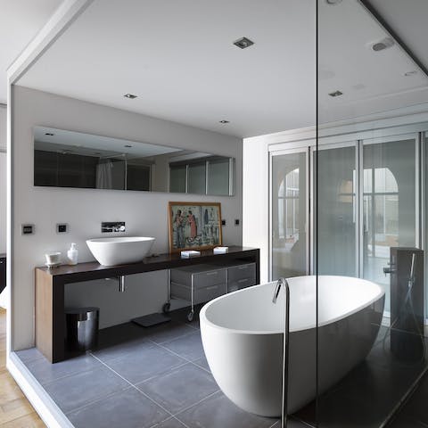 Relax in the master bath's luxurious en-suite