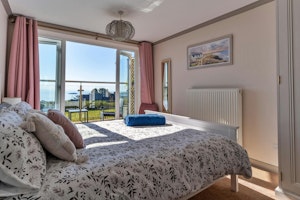 Green Hills & Sea Air image 8