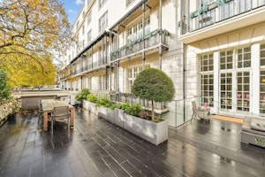 Bronze & Parquet image 12