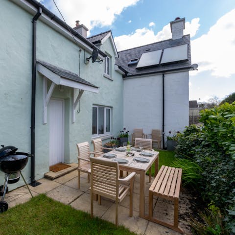 Enjoy leisurely alfresco feasts with your loved ones in the private garden