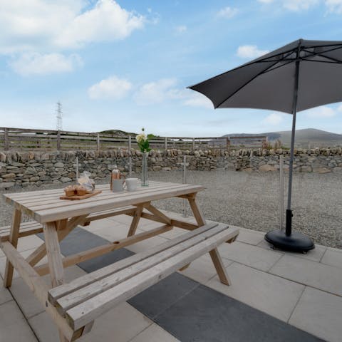 Drink up the scenic backdrop and birdsong with morning coffees from here