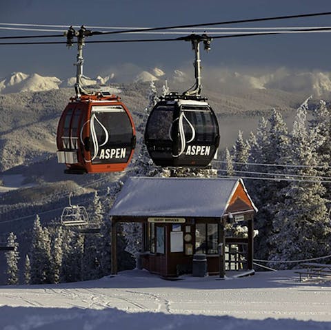 Catch a free shuttle to the best ski spots in Aspen 