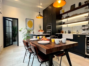 TV Studio Hideaway image 8