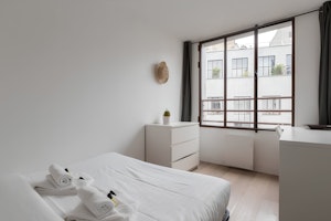 Parisian Pearl image 3
