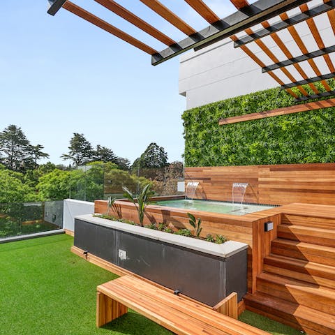 Head up to the communal roof terrace and make new friends in this plunge pool