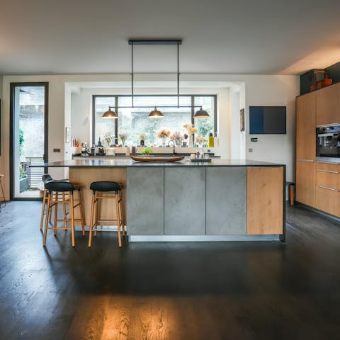 Cook together en famille in the sleek, well-equipped kitchen