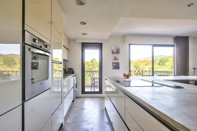 La Riviera additional image