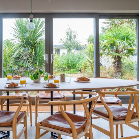 Come together for lazy mealtimes here  –⁠ best served with those bifolds flung open