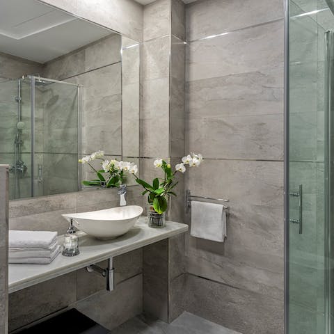 Get ready for an evening out in Granada in the stylish bathroom