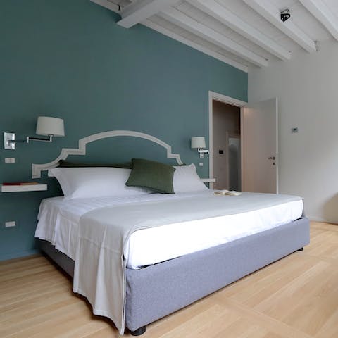 Wake up in the elegant main bedroom feeling rested and ready for another day of Rome sightseeing