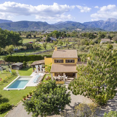 Experience the natural beauty of central Mallorca from this home in Inca