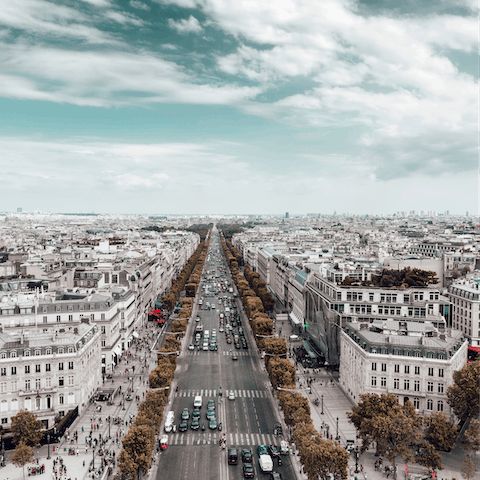 Walk to the Champs-Élysées in thirteen minutes