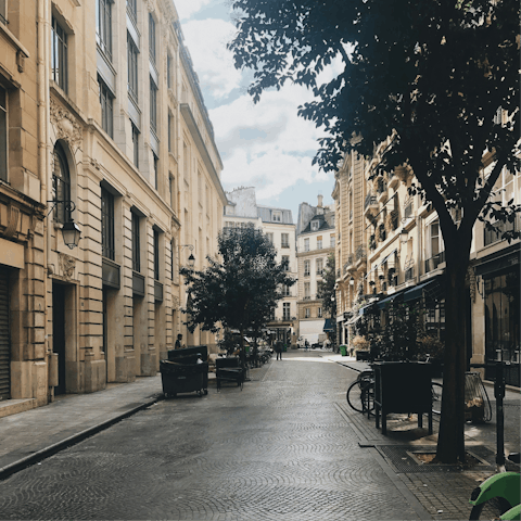 Explore central Paris with ease – Rue Montorgueil is steps away