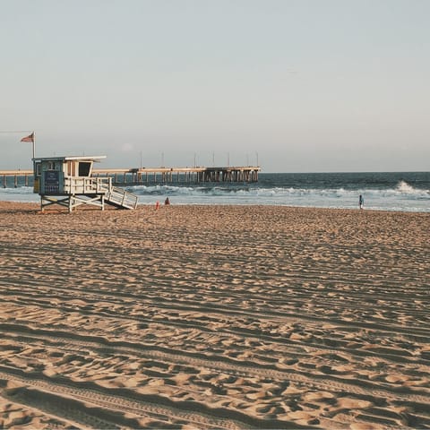 Lounge on the golden sands of Venice Beach, a two-minute walk from your doorstep