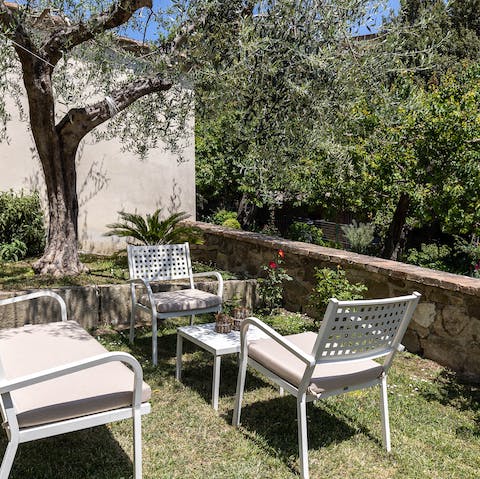 Step into the peaceful garden, light up the barbecue and enjoy the sweetness of Italian living
