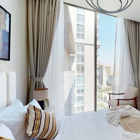 Wake up to dazzling city vistas each morning 