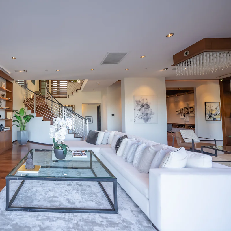 Convert the living room into a home theatre – on command via the smart home system