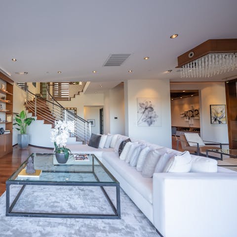 Convert the living room into a home theatre – on command via the smart home system