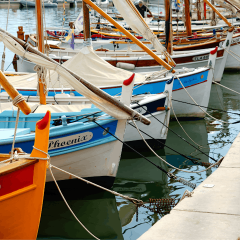 Enjoy seafront strolls in nearby Bandol – a short drive away