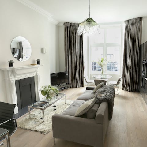Relax in the bright living room and admire the Victorian features