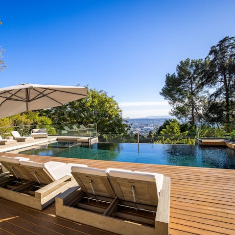 Paddle about in the infinity pool and gaze out over a view of Los Angeles