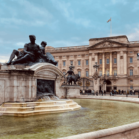 Hop on a double-decker down to the iconic Buckingham Palace