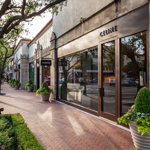 Explore the shops and cafes in you Uptown Dallas neighbourhood