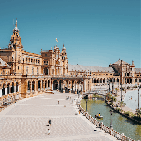 Find yourself right in the heart of Sevilla – ideal for exploring