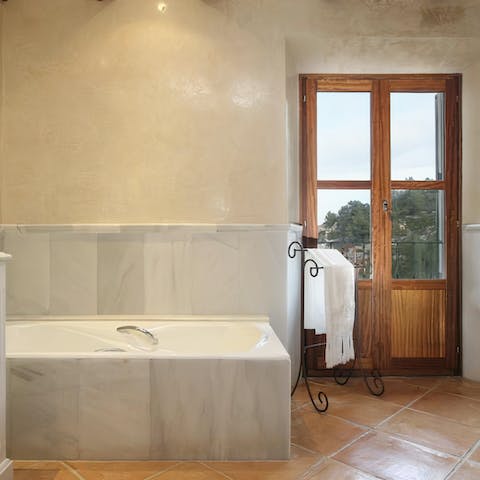 Relax sore muscles with a soak in the en-suite bathtub