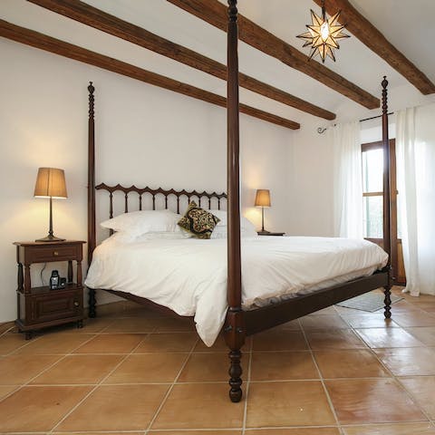 Rest up after a long day in the sun in the comfortable four-poster beds
