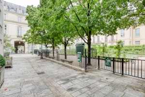 Parisian Architecture & Gardens image 2