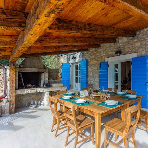 Dine alfresco in the evenings underneath the covered terrace 