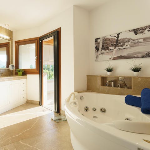 Sink into the large bath after a long day and let the Jacuzzi jets do their thing
