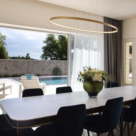 Dine at the elegant table overlooking the swimming pool