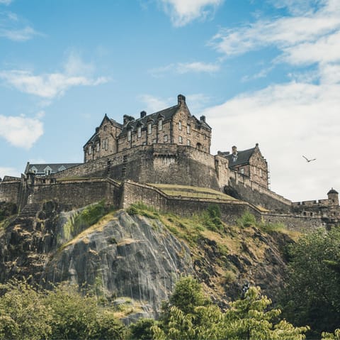 Let the majestic scenery of Edinburgh Castle capture your imagination