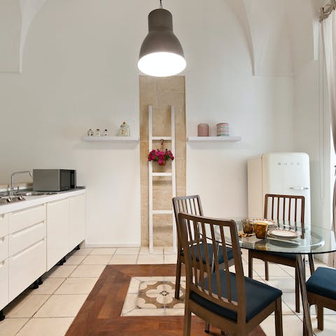 Get breakfast ready and enjoy it in the open kitchen and dining space